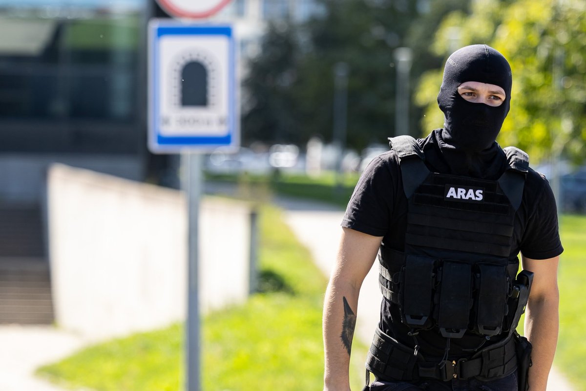 Girrtas Girtas vyras grasino šautuvu, ginklas rastas šulinyje - Delfi