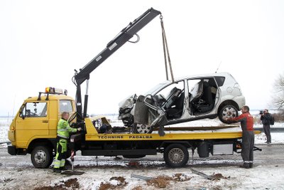 Lokomotyvas susidūrė su automobiliu