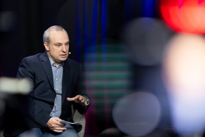 „Aš visą laiką stovėjau ištiesęs į šonus tuščias rankas, atvirais delnais, sustingęs, apimtas baimės", – siaubingais prisiminimais dalijosi Arūnas Vizickas.