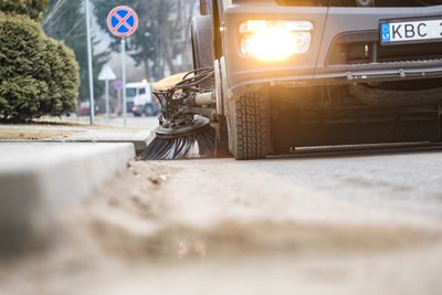 Sostinėje pradėti gatvių valymo darbai