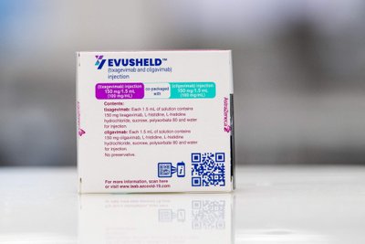 „AstraZeneca“ vaistų gamykloje. „Evusheld“.