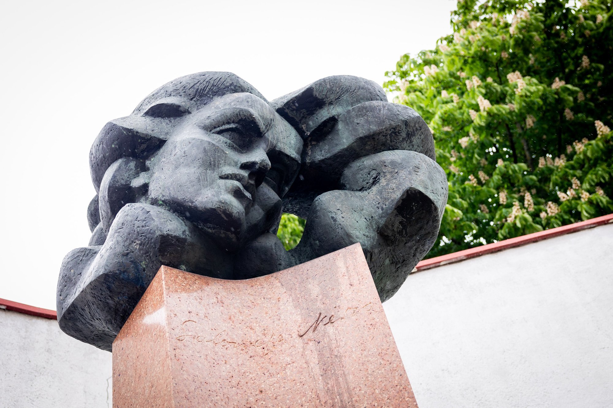 Court blocks removal of poet's monument; President criticizes data breach handling