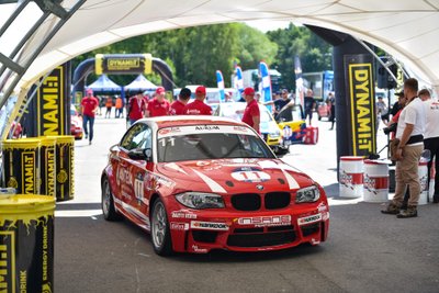 Palangoje pakelta "Aurum 1006 km lenktynių" vėliava. Vytauto Pilkausko ir Arno Strumilos nuotr.