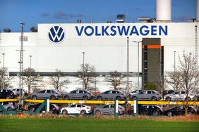 Iš „Volkswagen“ – įspėjimai: sumažino pajamų, pelno ir pinigų srautų prognozes