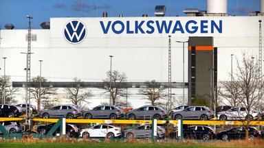 Iš „Volkswagen“ – įspėjimai: sumažino pajamų, pelno ir pinigų srautų prognozes