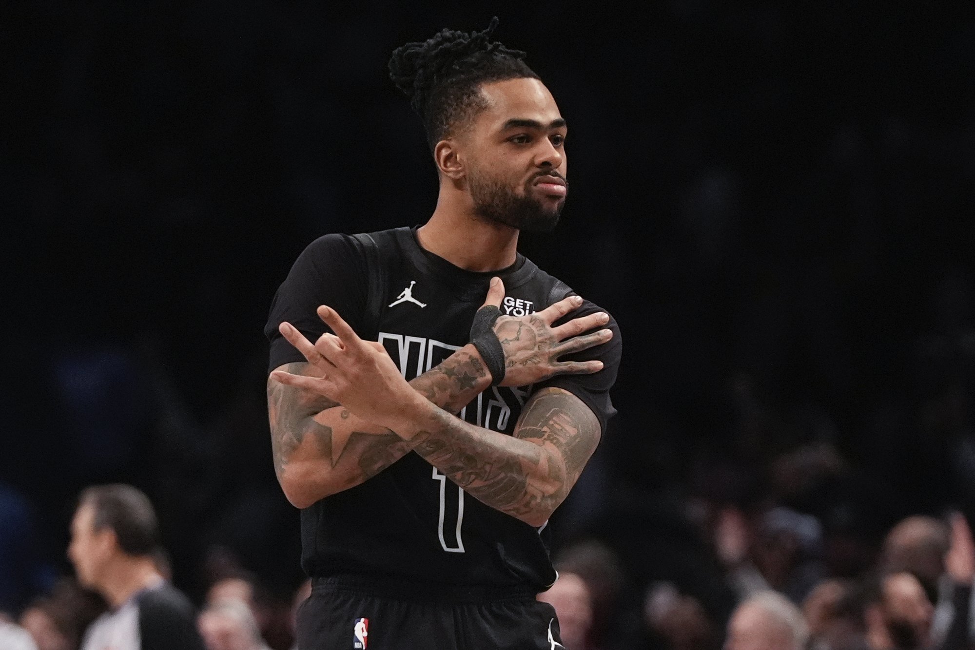 NBA player D'Angelo Russell receives special Žalgiris gift during Lithuania visit