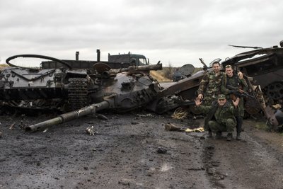 Ukrainos kariai prie pamuštų tankų