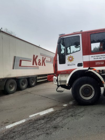 Susidūrė vilkikas ir mokinius vežęs autobusas