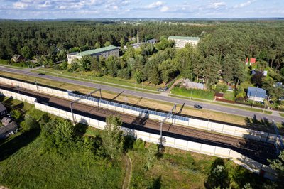 Triukšmo slopinimo sienelė su saulės elektrine
