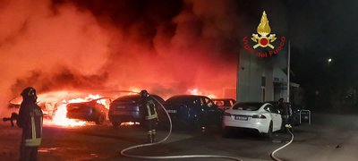 Romoje sudegė „Tesla“ automobiliai