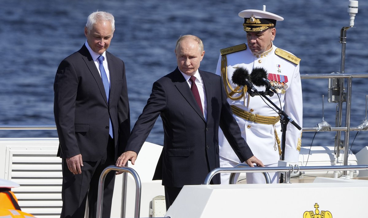 В. Путин на параде в Петербурге