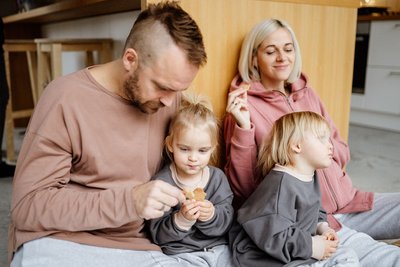 Toma Dambrauskė su šeima/ Happeak nuotr., autorius: Joana Burn Photography