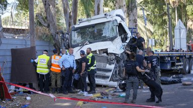 В Израиле грузовик врезался в людей на автобусной остановке