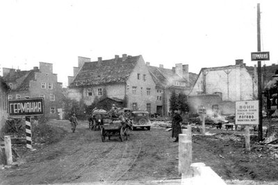 Rytų Prūsijos miestas Eitkūnai (dab. Černyševskyje) šalia Kybartų. Dešinėje užrašas: „Raudonosios armijos kary, prieš tave fašistinio žvėries irštva“.