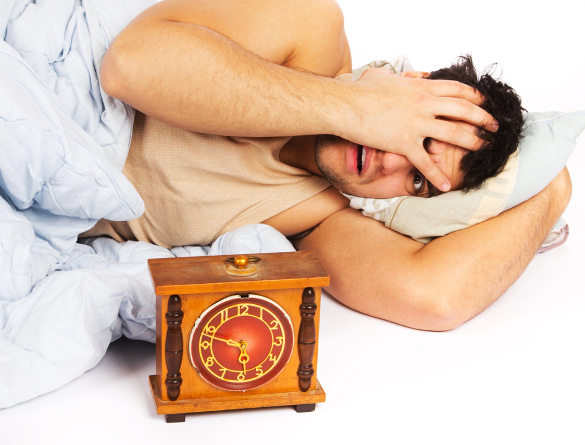 Как быстро разбудить человека. Утром проспавшись люди фото. Разбудить ребенка. Уставший мужчина утром будильник. Среди ночи.