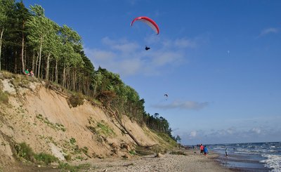 Olandų Kepurės skardis kasmet keičiasi. Per metus nuslenka apie 50 cm šlaito. Gūbrį ardant šaltiniams ir bangų mūšai, kartais griūtys padovanoja netikėtų radinių. 2012-ųjų pavasarį ties šiuo skardžiu aptiktas 23–24 tūkst. metų senumo mamuto kaulas.  Lino Būdavo nuotr. 