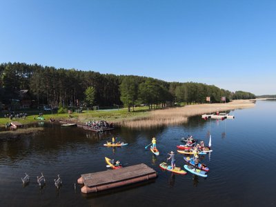 Iš Palūšės išlydėta grupė, irklentėmis ir baidarėmis plauksianti iki Nidos (V. Martinkaus nuotr.)