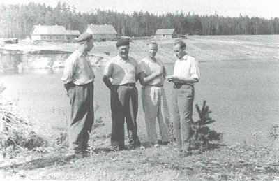 Baltosios Ančios hidroelektrinę atstatant, 1959 m. Iš kairės: vyr. darbų vykdytojas J.Čiras, Anykščių SMV viršininkas T.Bitinas, Hidrotechninės tarnybos inžinierius J. Nekrašas ir LŪT Energetikos ūkio valdybos viršininko pavaduotojas A. Stumbras.