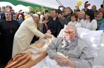 Hospiso pacientai laukia Popiežiaus palaiminimo (Danutė tarp Popiežiaus ir sesers Michaelos Rak)