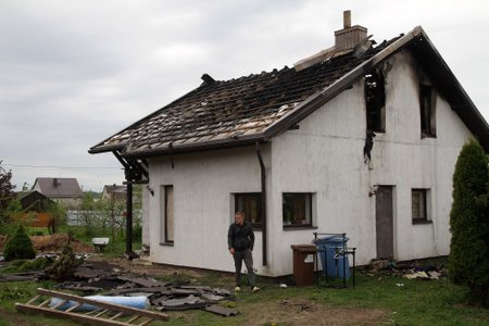 Tragedija Karmėlavoje: tėvas šovė į dukrą, jos draugą ir sudegino namą