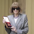 Karalius Karolis III ?teik? apdovanojim? legendinei ?Vogue“ redaktorei Annai Wintour