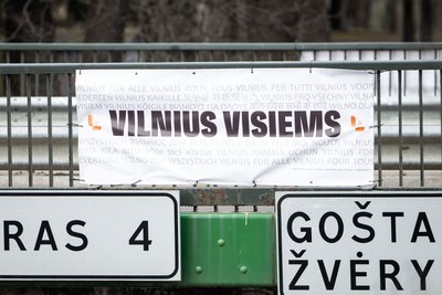 Plakatas su užrašu „Vilnius visiems“