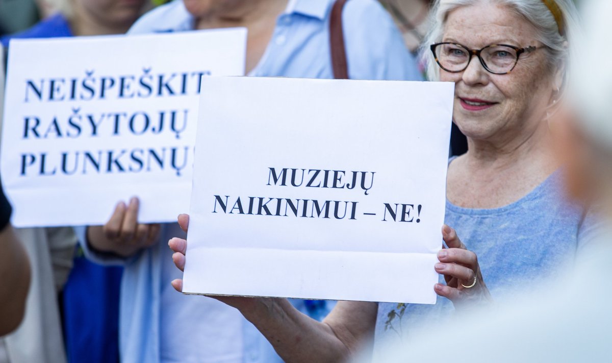 Protestas prieš lietuvių rašytojų memorialinių erdvių naikinimą