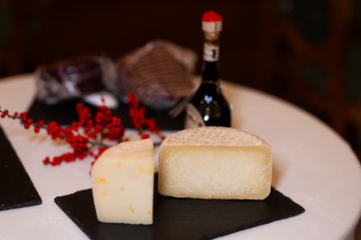 Karvių, avių sūris su apelsino žievelėmis Narangi ir Pecorino Toscano Stagionato DOP