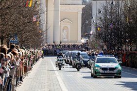 Tiesiogiai: pratybose žuvusių JAV karių pagerbimo ir išlydėjimo ceremonija