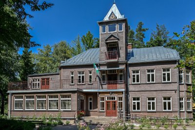 Vienas iš įspūdingųjų Panevėžio medinių namų – 1934 m. statyta advokato Česlovo Petraškevičiaus vila, kur dabar įsikūrusi Gamtos mokykla