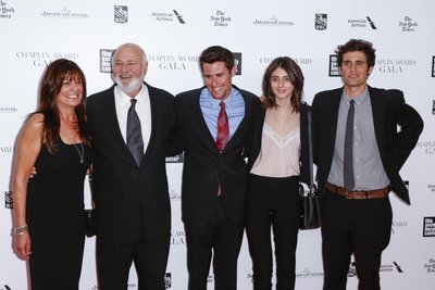 Robas Reineris ir jo žmona Michele su vaikais: Nickas (kuris įtariamas poros nužudymu), Romy ir Jake'as