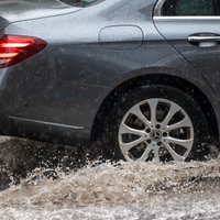 Įspėja vairuotojus: Vakarų Lietuvoje uždaryti trys užtvindyti ruožai