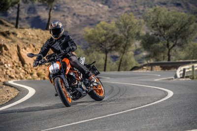 "KTM 390 Duke"