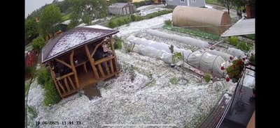 Užfiksavo žiemišką vaizdą kieme