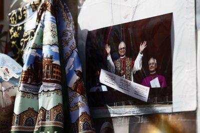 Vatikane jau parduodami pirmieji suvenyrai su naujojo popiežiaus atvaizdu