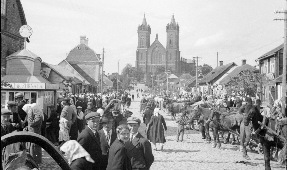 Balio Buračo nuotraukoje iš LIMIS – Gedimino gatvė Kupiškyje (1935 m., fotonegatyvas saugomas Šiaulių „Aušros“ muziejuje).