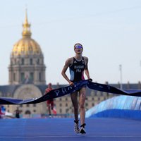 Olimpiniame triatlone – plaukimas Senos upe, čiuožykla virtusi dviračių trasa ir vietinės herojės triumfas