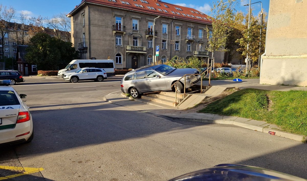 Vilniuje BMW nesuvaldęs jaunuolis užlėkė ant laiptų