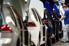 Europos automobilių pramonė prašo peržiūrėti Žaliąjį kursą – kitaip teks nebegaminti milijonų mašinų arba mokėti milijardines baudas