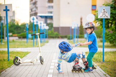 Vaikai su paspirtukais