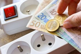 Seimas pritarė leisti daliai gyventojų pirkti elektrą visuomeniniu tarifu