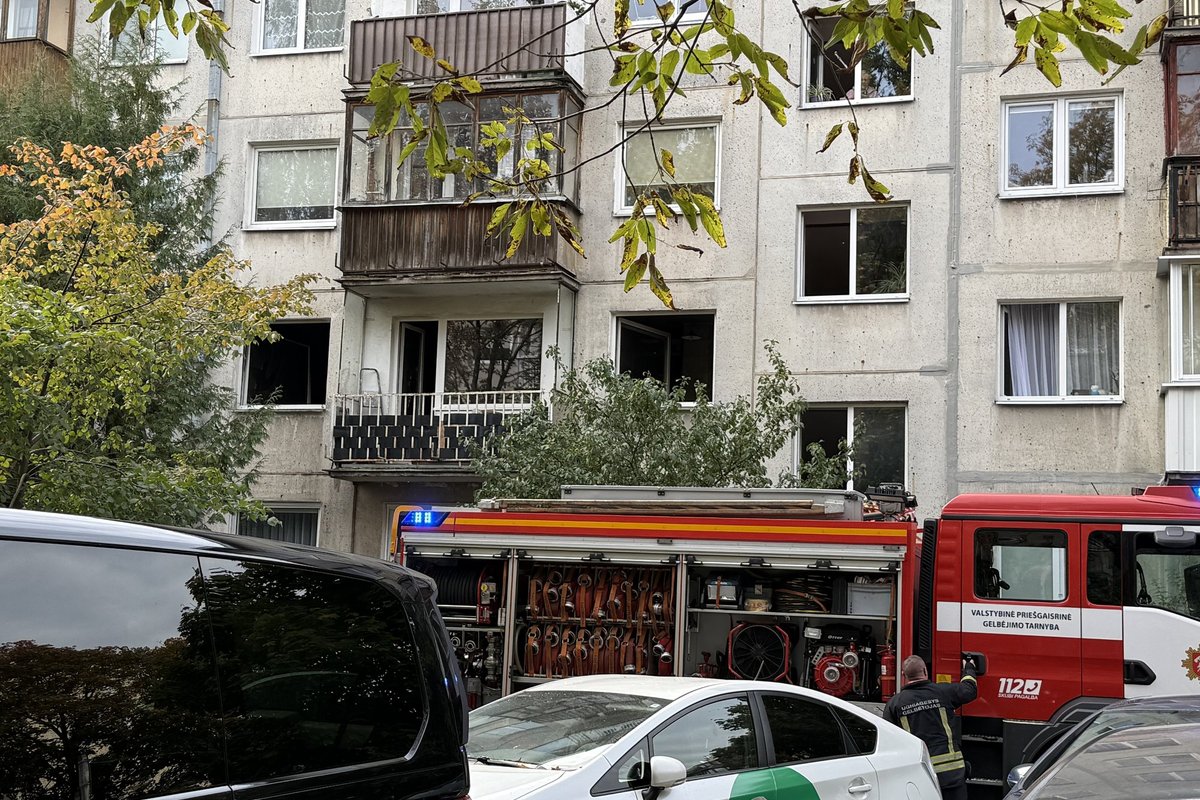 Vilniuje gaisras, gelbėtojai išnešė nukentėjusį