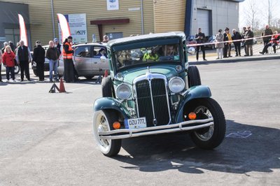 Automobilių sporto veteranai slalomo mėgėjus kviečia palenktyniauti