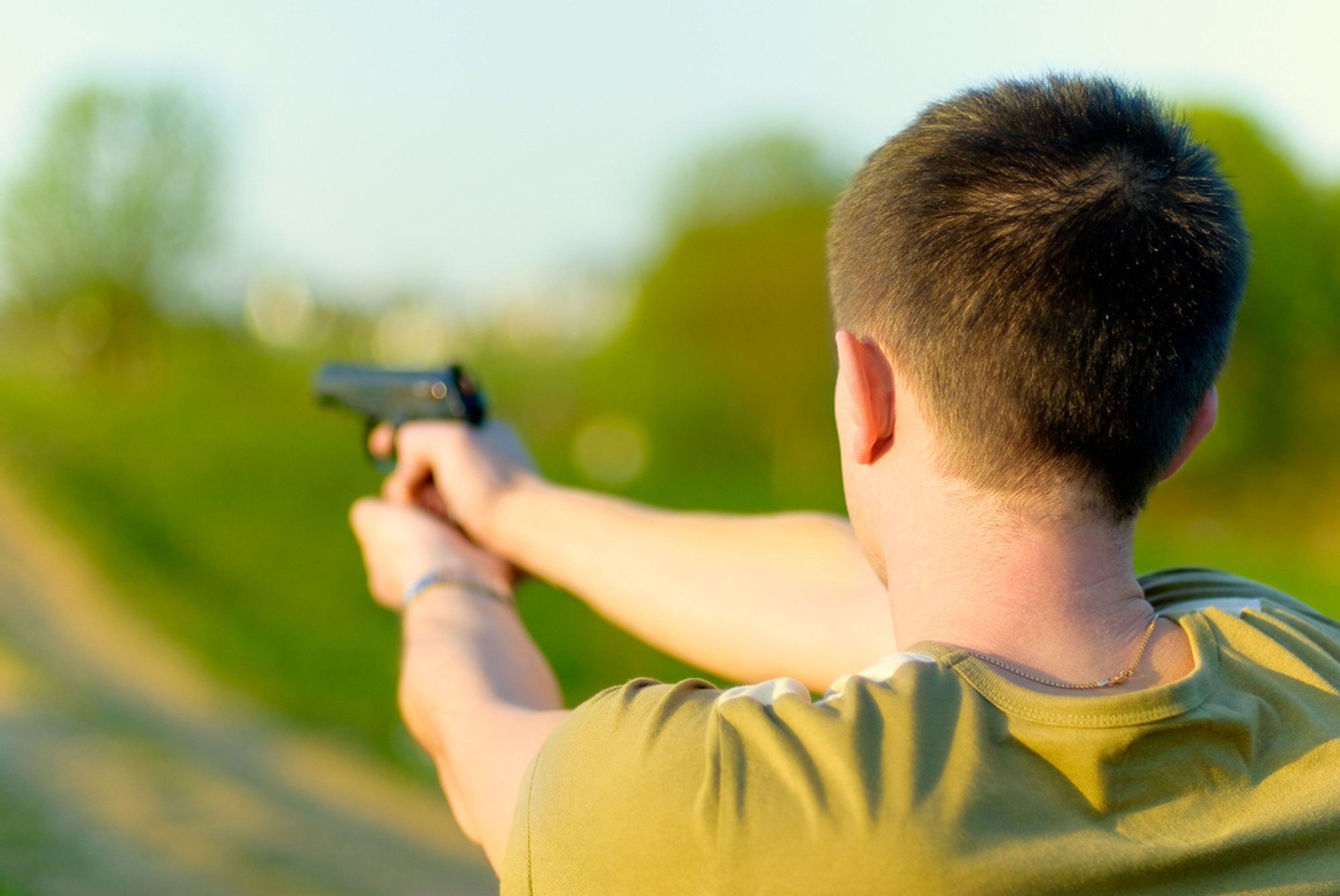 Стрелок стендовая стрельба. Целится из пистолета. Стрельба вверх. Стрельба с пистолета. Выстрел из автомата.