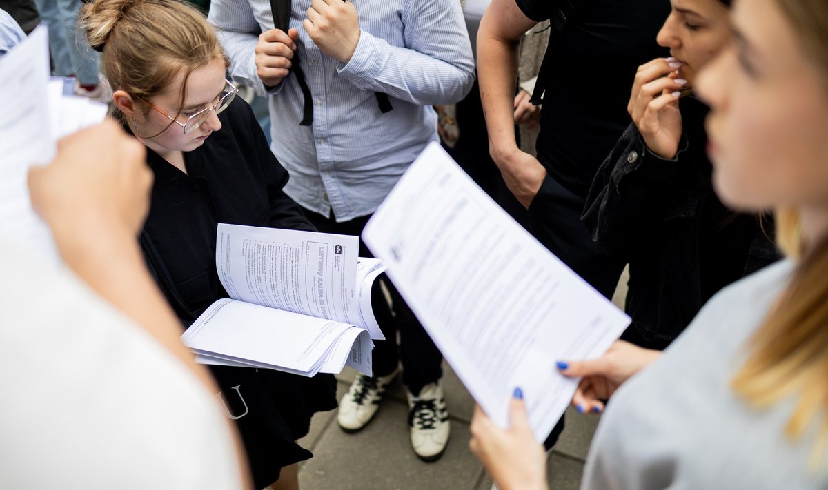 Abiturientai baigę laikyti Lietuvių kalbos ir literatūros valstybinis brandos egzaminą