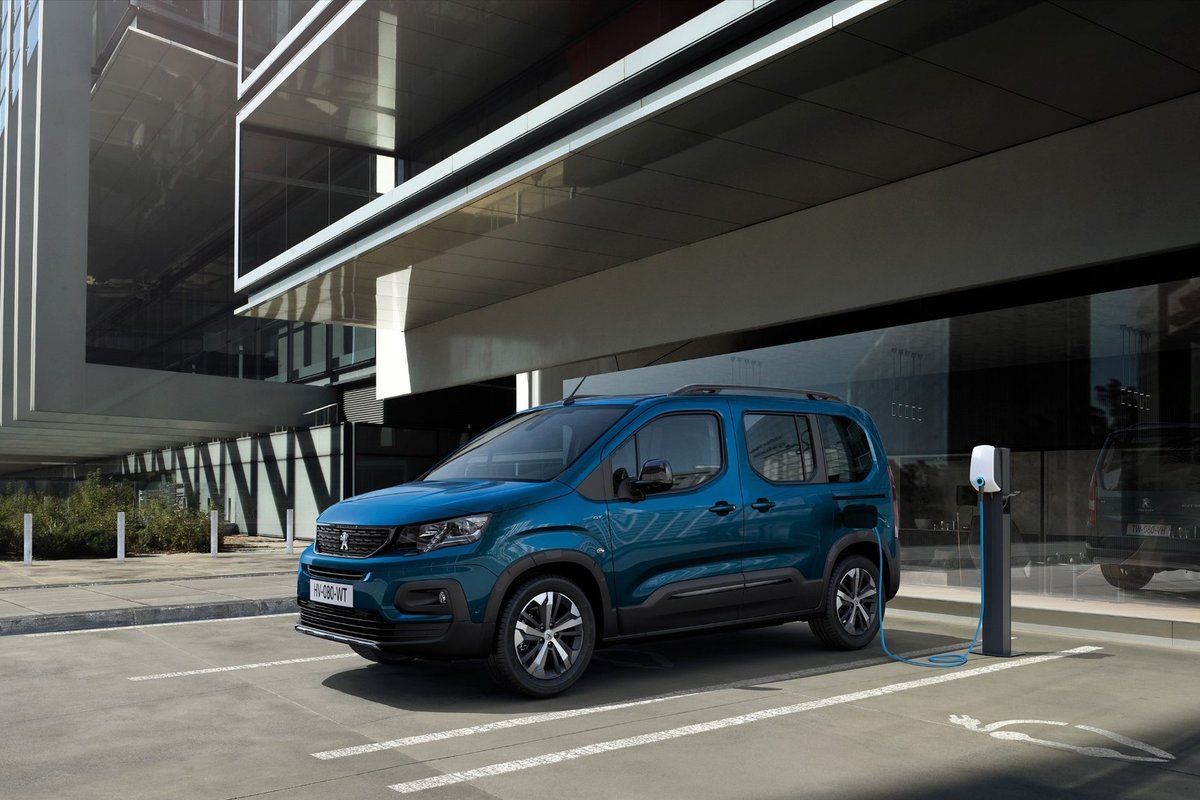 Paaiškino, kodėl užuot apsiribojus rozete, namuose elektromobiliui ...