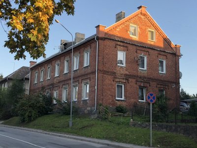 Plungės buvusi žydų gimnazija ir Jehudas Leibos Peretso vardo biblioteka (Žydų kultūros paveldo kelio asociacijos nuotr.)