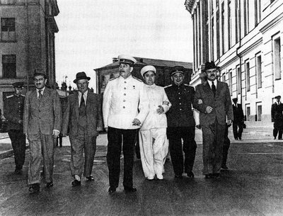 Stalinas ir jo Politbiuro kolegos eina per Kremliaus kiemą. 1946 m. Iš kairės: Anastasas Mikojanas, Nikita Chruščiovas, Josifas Stalinas, Georgijus Malenkovas, Lavrentijus Berija ir Viačeslavas Molotovas. Samarijaus Gurario nuotrauka