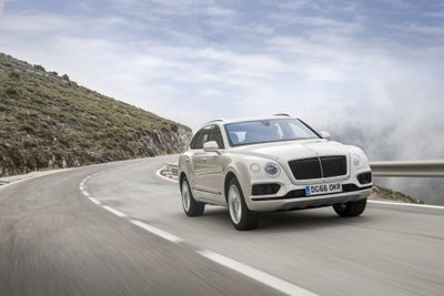 "Bentley Bentayga" giminingas su "Audi Q7"