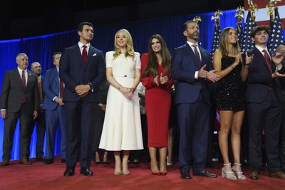 Michaelas Boulosas su žmona Tiffany Trump, Kimberly Guilfoyle, Donaldas Trumpas jaunesnysis., D. Trumpo anūkė Kai Madison Trump